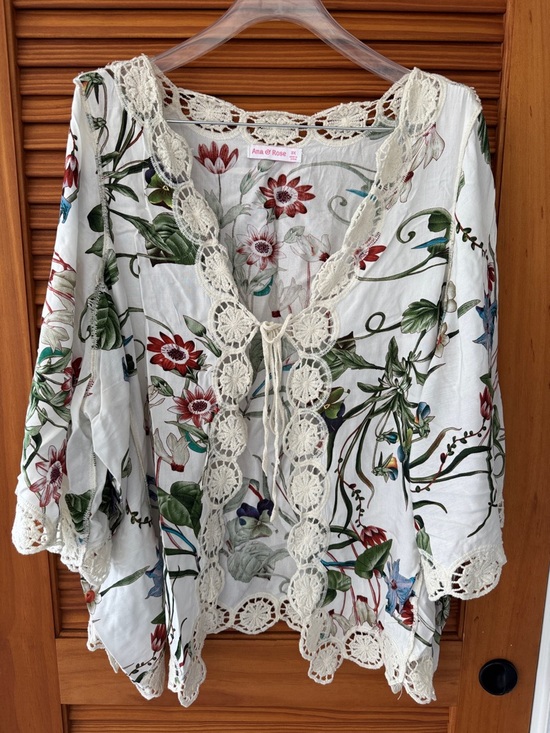Ana & Rose Tops - ANA & ROSE Lovely Floral Kimono Top With Crochet Trim